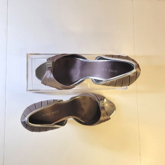 NINE WEST  SILVER Heels  SIZE 8 Satin  Stiletto - Picture 11 of 11